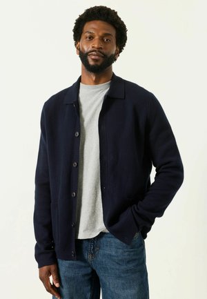 FatFace, KIERAN KNITTED COLLARED BUTTON FRONT CARDIGAN - Cardigan - navy