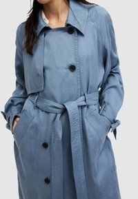 AllSaints KIKKI TRENCH niebieski
