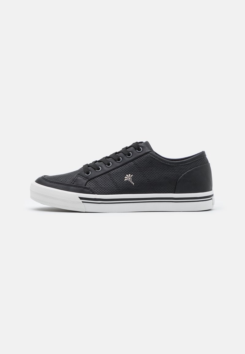 Svart sneakers med perforert overdeler, rund tå, seks hull snøring, hvit gummisåle og subtile logo detaljer på siden.
