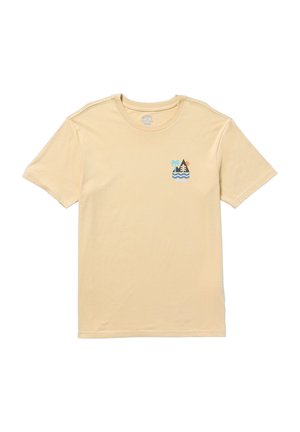 T-shirt en coton jaune clair avec un col rond, des manches courtes, arborant un petit graphique d'arbres, une montagne et un soleil sur des vagues au niveau de la poitrine.