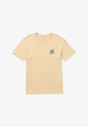 Svetlo rumena bombažna majica s krožnim izrezom, kratkimi rokavi, ki na prsih prikazuje majhno grafiko dreves, gore in sonca nad valovi.