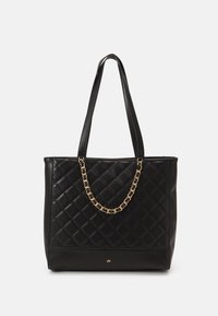Bolso de tote acolchado negro con un brillante acento de cadena dorada. Hecho de suave piel sintética con dos resistentes correas para el hombro.