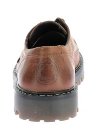 Chaussure en cuir marron avec un dessus texturé, un talon solide, une semelle noire épaisse et un logo en relief à l'arrière.