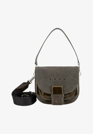 Mørkegrøn skuldertaske med ruskindsflap, skinnende læderkrop, metalspænde, aftagelig bred rem og lille ""BREE""-logo foran.