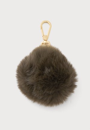 Porte-clés pompon rond marron foncé et duveteux avec un clip en métal doré pour l’attacher aux sacs ou aux clés.