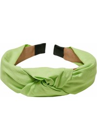 Un bandeau en tissu vert avec un design noué à l'avant, présentant une texture lisse et des extrémités élastiques noires pour un maintien sûr.