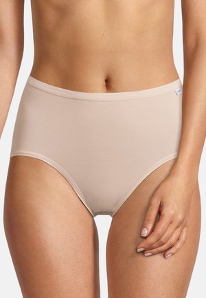 Beige hoge taille slip gemaakt van gladde, elastische stof. Heeft een naadloze tailleband en een klassieke snit voor volledige bedekking.