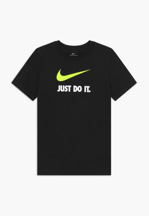 Zwart Nike T-shirt met korte mouwen en een neon geel Swoosh-logo boven witte tekst "JUST DO IT." gecentreerd aan de voorkant.