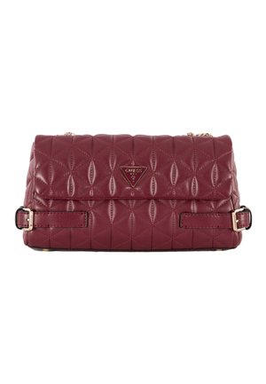 Borsa a tracolla Guess in pelle trapuntata color bordeaux con catena in metallo dorato e placca con logo triangolare sulla patta frontale.