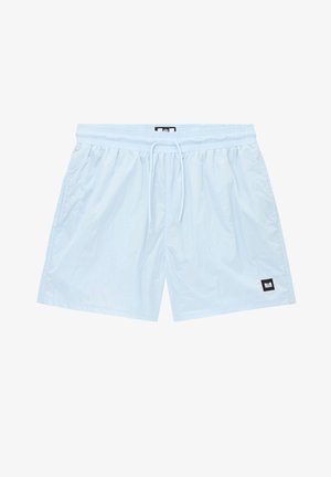 Hellblaue Herren-Badeshorts mit elastischem Bund, Kordelzug, Seitentaschen und einem kleinen schwarzen Logo-Patch am linken Bein.