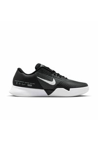 Chaussure de sport noire avec un dessus texturé, une semelle blanche et un logo Swoosh blanc bien en évidence. Comprend des graphismes imprimés sur le talon.