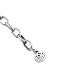 Silverkedja armband med stora ovala länkar, med en dekorativ berlock med utskuren design och stämplad "925" för sterling silver.