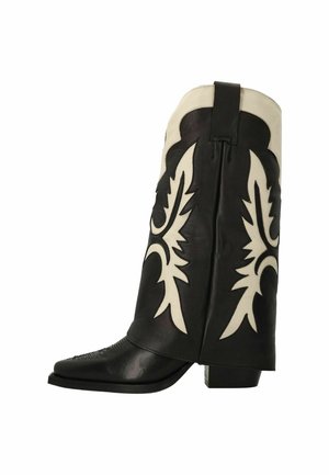 Zwarte leren cowboylaars met witte accenten, puntige neus en decoratieve stiksels. Heeft een blokhak en elementen geïnspireerd op het Westen.