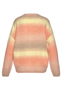 Överdimensionerad tröja med en gradient av persika, beige och krämfärger, mjuk textur och bred halsringning.