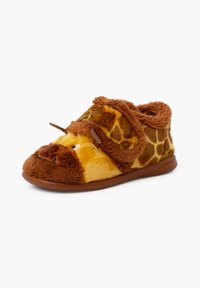 Pantofole in peluche marroni e gialli a forma di giraffa, caratterizzate da una texture morbida, una chiusura in Velcro e una suola in gomma marrone.