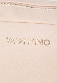 Valentino Bags BRIXTON - Torba čez telo - cipria