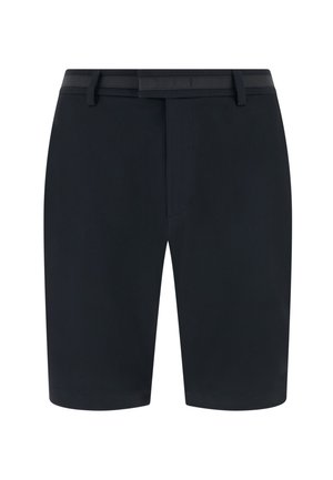 Črne kratke hlače po meri z zankami za pas, sprednjo zadrgo in zasnovo z ravnimi hlačnicami na belem ozadju.