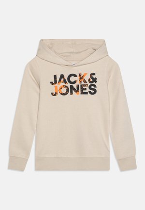 Beżowa bluza z kapturem z długimi rękawami, ściągaczami na mankietach i dole, z napisem "JACK & JONES" w czerni i pomarańczy na przodzie.