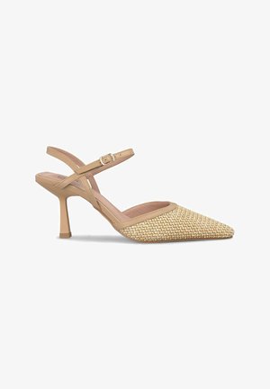 Naaktgekleurde blokhak slingback pump met een textuur van geweven design, spitse neus, verstelbare enkelriem en een gladde binnenvoering.