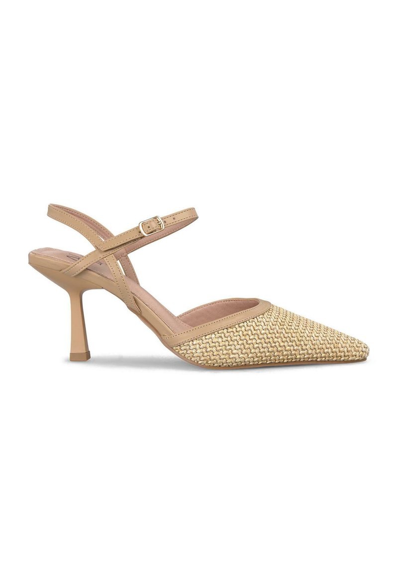 Zapatos de tacón bloque desnudos con diseño tejido texturizado, punta afilada, correa de tobillo ajustable y forro interior suave.
