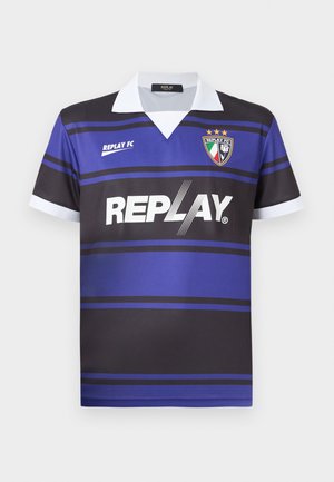 Zwart en blauwe voetbalshirt met horizontale strepen, witte kraag en "REPLAY" logo. Bevat een schildembleem met sterren erboven.
