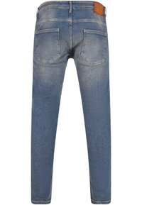 Heledad hallide denim teksad, sirge sääre disainiga, viie taskuga ja pruun nahkline vöökoht. Pleekinud alad reitel.