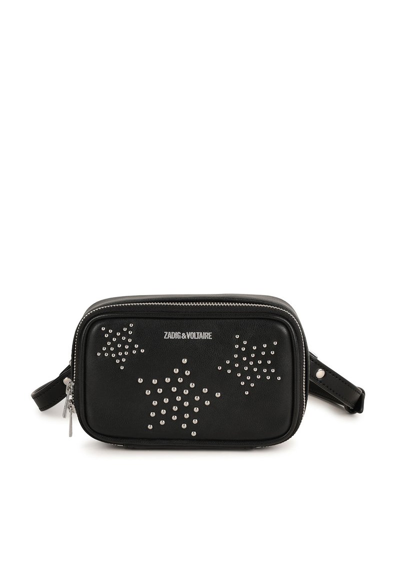 Borsa rettangolare nera in pelle con motivo a stelle rivestite di borchie argentate, chiusura a zip e tracolla. Presenta un logo impresso sul davanti.