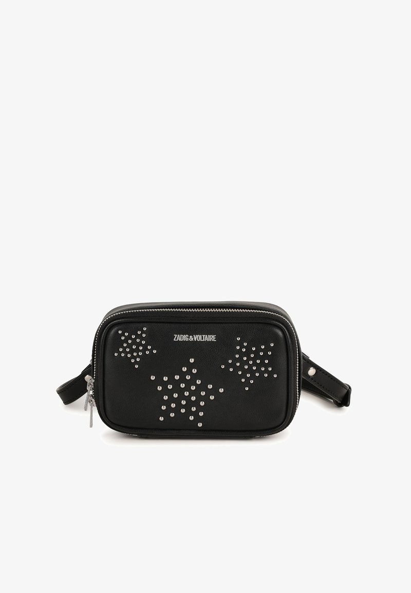 Borsa rettangolare nera in pelle con motivo a stelle rivestite di borchie argentate, chiusura a zip e tracolla. Presenta un logo impresso sul davanti.