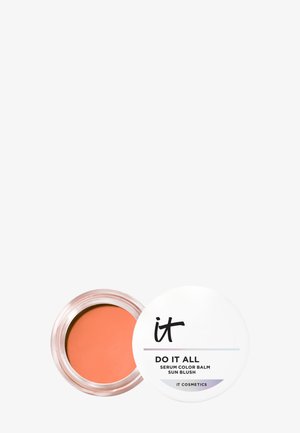 Pot ouvert de baume coloré pour sérum couleur pêche avec un couvercle blanc étiqueté "it DO IT ALL Serum Color Balm Sun Blush" par IT Cosmetics.
