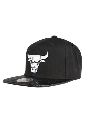Czarna czapka snapback z białym logo byka Chicago Bulls na przodzie oraz płaskim, lekko teksturowanym daszkiem.