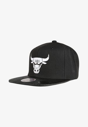 Casquette snapback noire avec un logo de taureau des Chicago Bulls blanc sur le devant et une visière plate légèrement texturée.