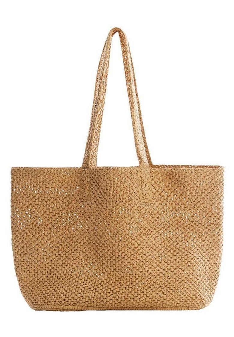 Bolso de tote de paja trenzada en color marrón claro, con dos asas largas y un diseño de apertura en la parte superior. Superficie texturizada con patrones sutiles.