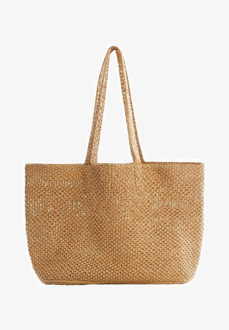 Bolso de tote de paja trenzada en color marrón claro, con dos asas largas y un diseño de apertura en la parte superior. Superficie texturizada con patrones sutiles.