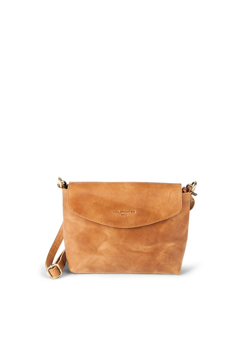 Braune Leder-Umhängetasche mit Klappenverschluss, verstellbarem Gurt und subtiler Textur. Auf der Vorderseite befindet sich der Markenname "HOLZRICHTER" eingeprägt.