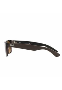 Occhiali da sole Ray-Ban con montatura in plastica marrone scuro, lenti polarizzate e astine eleganti e curve con dettagli del logo.