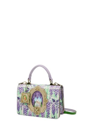 Borsa rettangolare con manico lilla, tracolla verde, motivo floreale di glicine viola e immagine centrale in stile vintage incorniciata con chiusura a fiore dorato.