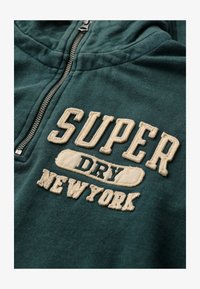 Geselecteerd, eagle green