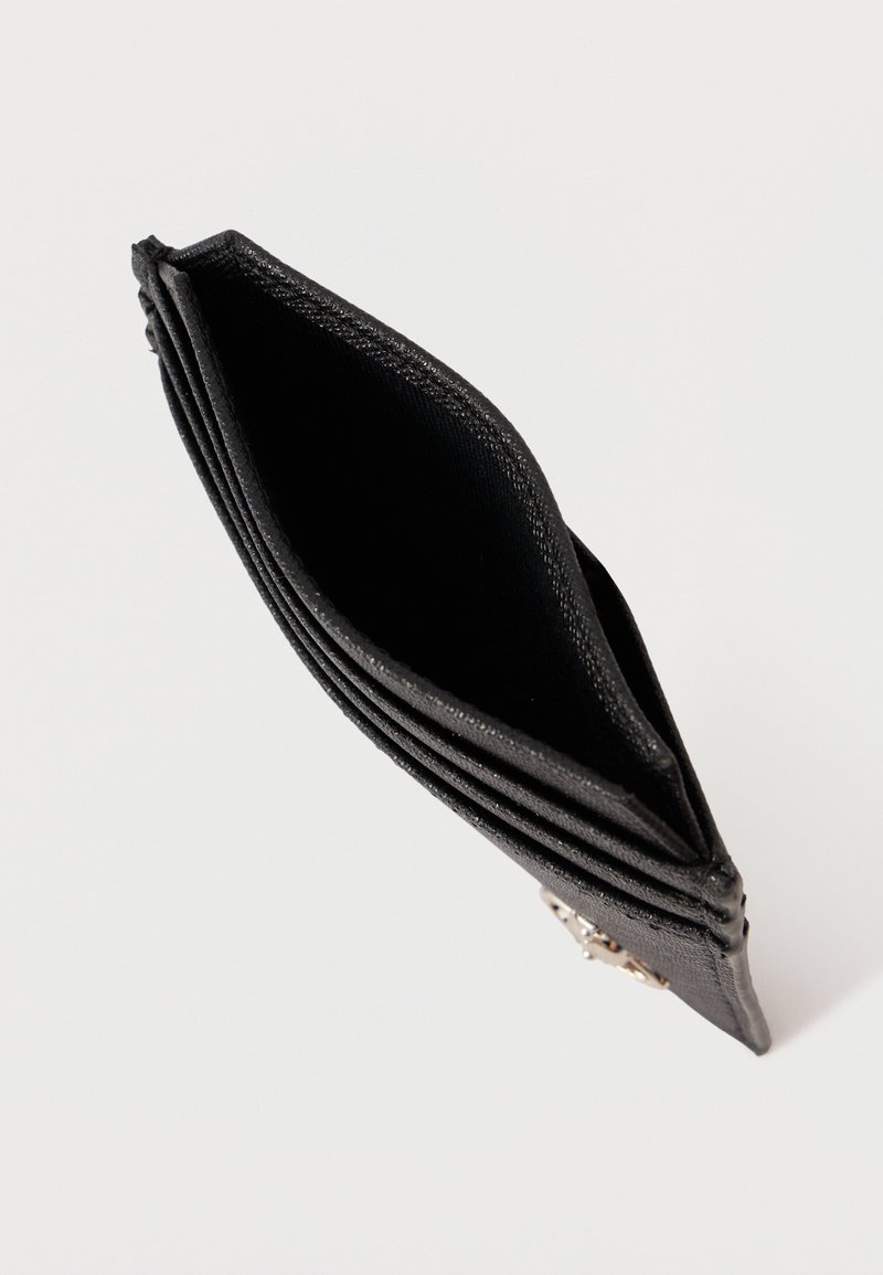 Zwarte leren portemonnee met meerdere kaartsleeven, een gestructureerde buitenkant en een klittenbandsluiting. Een geopende weergave onthult een ruime binnenkant.
