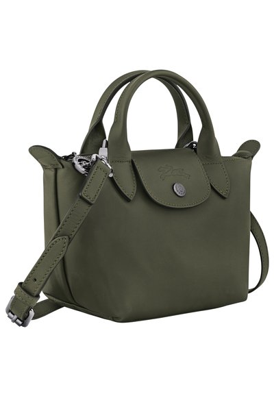 Olivengrüne Ledertasche mit runder Form, zwei Griffen und einem abnehmbaren Schultergurt. Verfügt über einen Druckverschluss und ein geprägtes Logo-Detail.