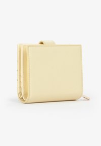 Portafoglio giallo in pelle con superficie testurizzata, dotato di chiusura a scatto e tasca laterale con zip. Forma compatta e rettangolare.