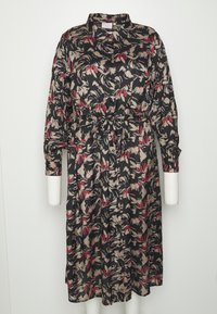 Robe noire à motif floral rouge et beige. Dispose d'un col avec collerette et d'une ceinture à nouer à la taille. Manches longues avec poignets froncés.
