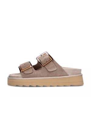 Sandalo scivoloso in suede color sabbia con due cinghie regolabili, fibbie color oro e una suola in gomma crema con motivo a zigzag.