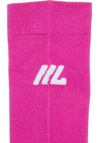 Světle růžová pletená látka s bílým logem, které zobrazuje dvě vertikální čáry a jednu diagonální čáru uprostřed přední části.