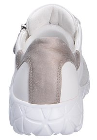 Weißer Sneaker mit einem strukturierten, hellgrauen Wildleder-Rücken, gepolstertem Kragen und einer weißen Gummisohle, die ein geometrisches Muster aufweist.