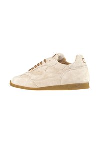 Sneaker beige in suede con superficie testurizzata, punta tonda e lacci marroni. Presenta una suola in gomma e un design minimalista con accenti sottili.