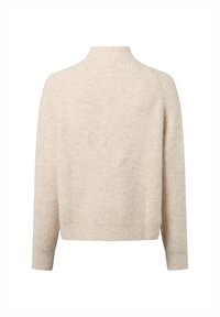 Beżowy sweter prążkowany z wysokim kołnierzem i długimi rękawami. Posiada luźny krój i miękką teksturę. Brak widocznych zapięć lub ozdób.