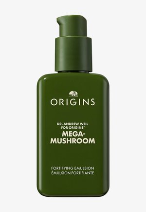 Groene glazen fles met een pompdispenser, voorzien van witte tekst voor "Origins" en "Mega-Mushroom." Schoon ontwerp, gladde textuur.