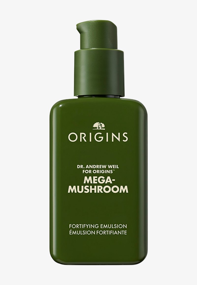 Groene glazen fles met een pompdispenser, voorzien van witte tekst voor "Origins" en "Mega-Mushroom." Schoon ontwerp, gladde textuur.
