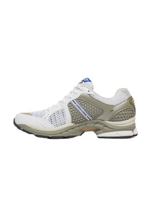 Scarpa sportiva bianca e grigia con pannelli in mesh, etichetta blu "ARCH-LOCK", suola ammortizzata e chiusura con lacci, vista laterale.