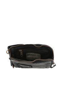 Zwart leren etui met open ritssluiting die een binnentas met ritssluiting en een genaaide leren patch binnenin toont.